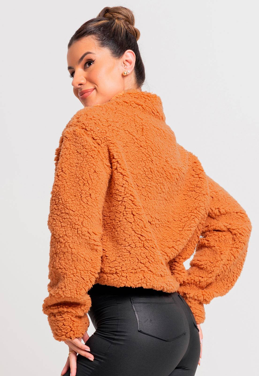 Casaco Cropped Flanelado Teddy Preto - MVB MODAS