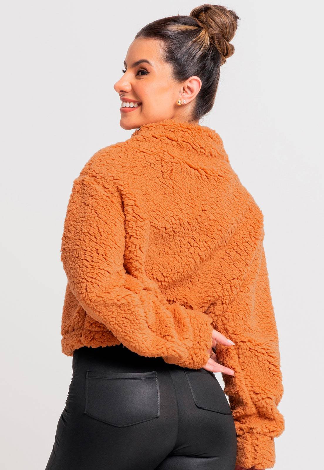 Casaco Cropped Flanelado Teddy Preto - MVB MODAS