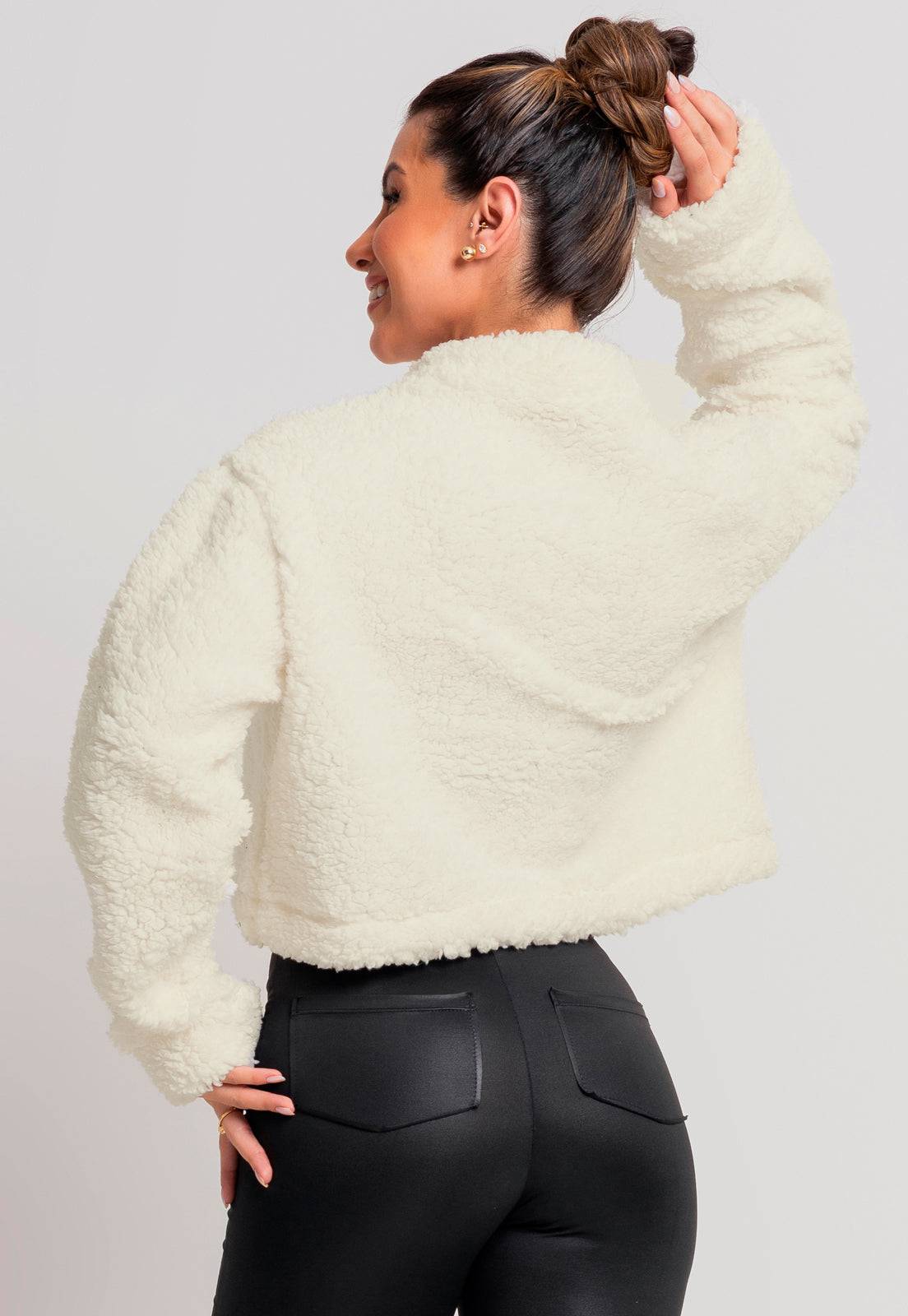 Casaco Cropped Flanelado Teddy Preto - MVB MODAS