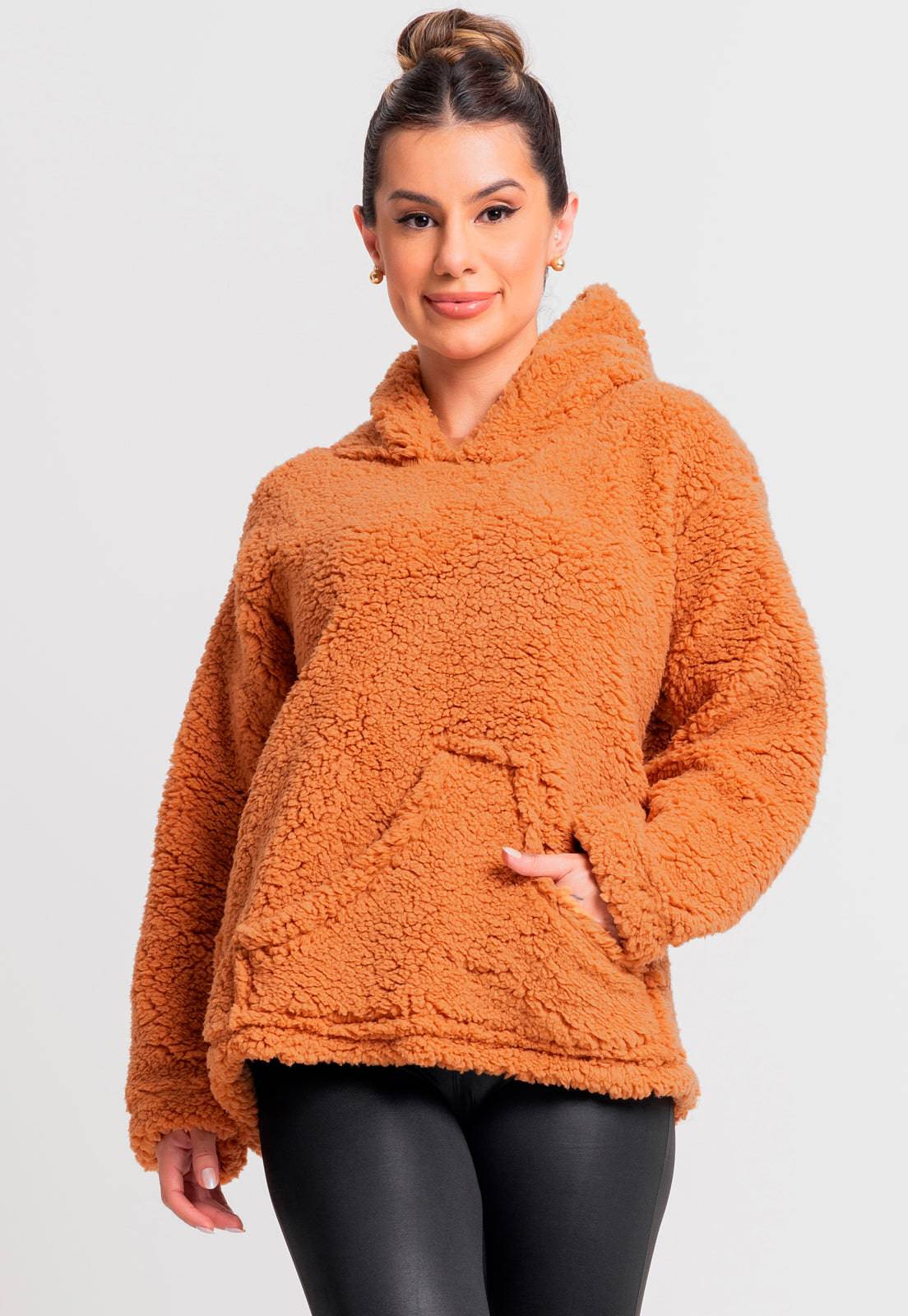 Casaco Com Capuz e Bolso Flanelado Teddy Preto - MVB MODAS