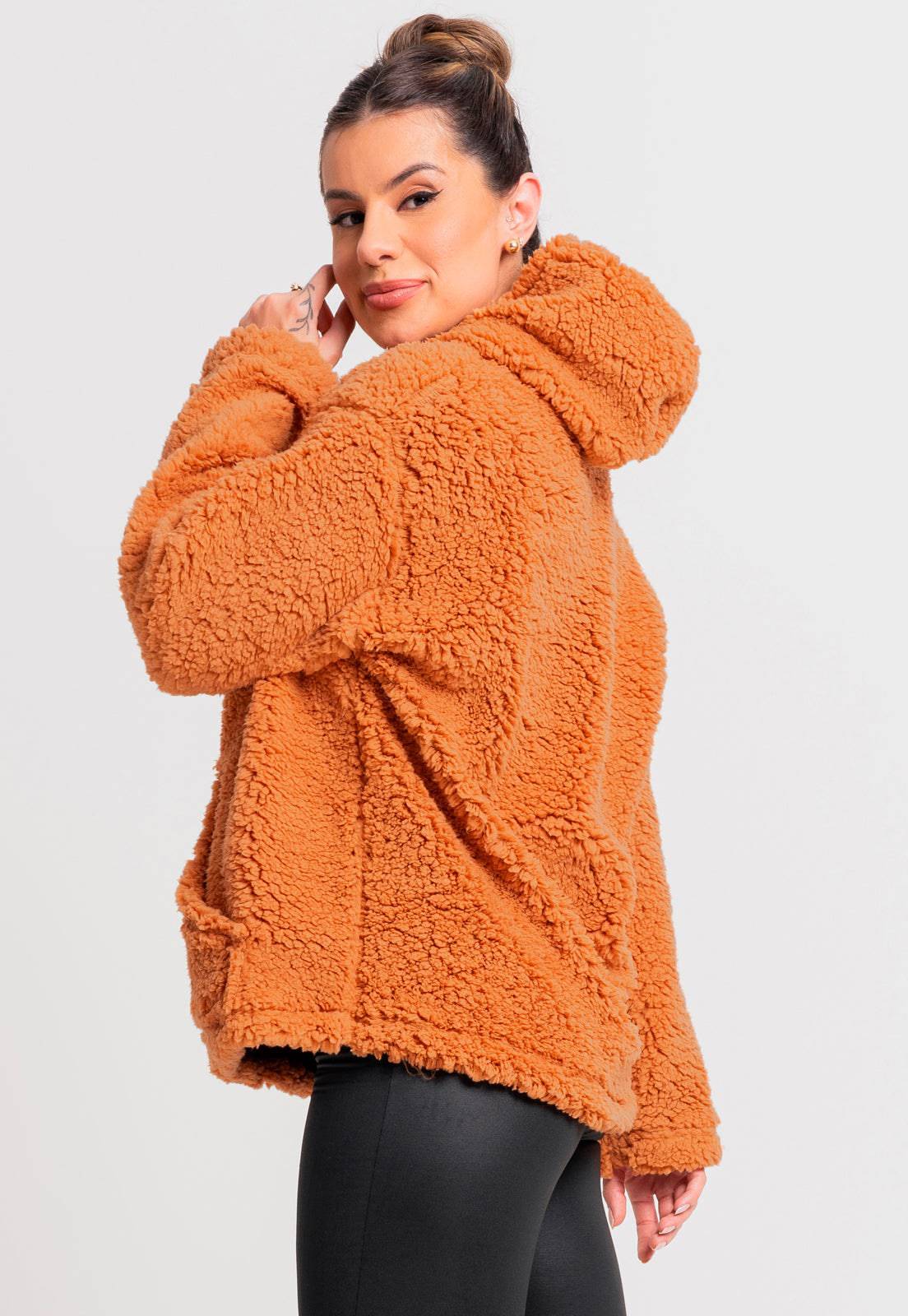 Casaco Com Capuz e Bolso Flanelado Teddy Preto - MVB MODAS