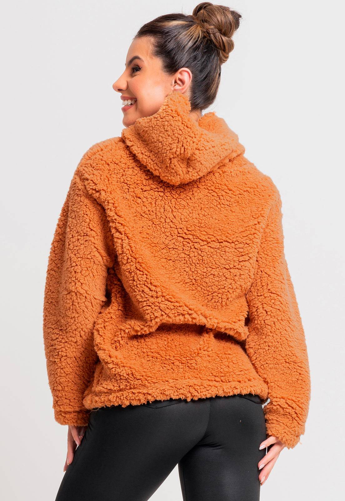 Casaco Com Capuz e Bolso Flanelado Teddy Preto - MVB MODAS