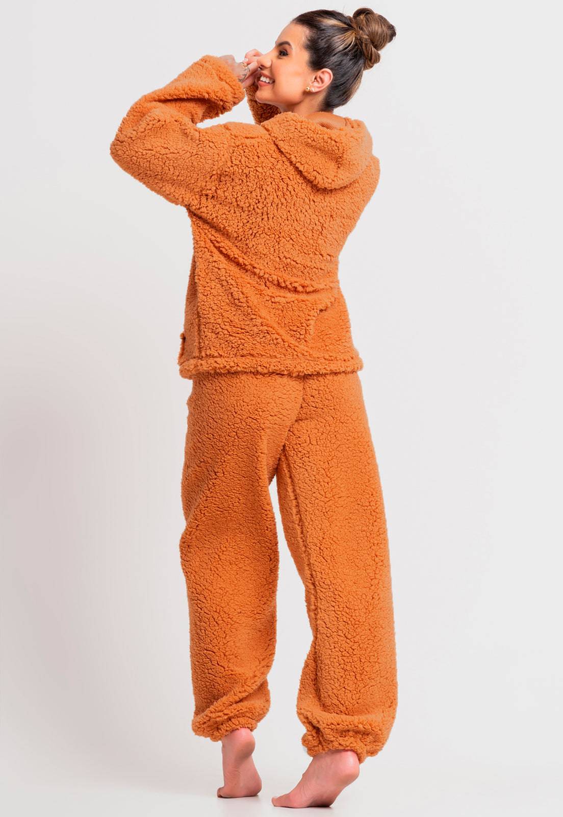 Pijama Longo Com Capuz e Bolso Flanelado Teddy Preto - MVB MODAS